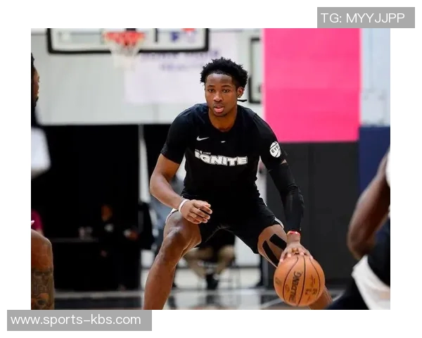 文班在追梦防守下表现不佳命中率仅38并出现6次失误亟需提升