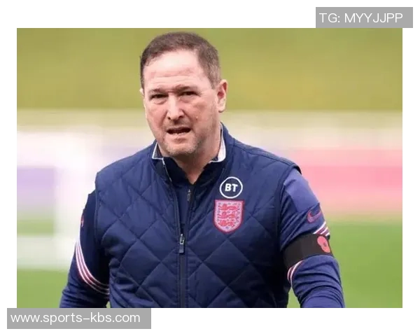 卡里克有望接任曼联临时主帅或调整战术从三后卫改为四后卫